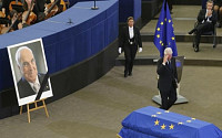 독일 통일 주도 콜 전 총리, 장례식 첫 유럽연합장으로 치러져…세계 지도자들 애도
