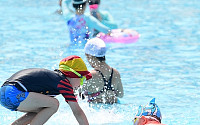 [포토] 야외수영장 찾은 어린이들