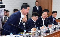 [포토] 김상곤 부총리, 국정현안점검조정회의 첫 참석