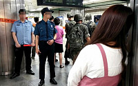 서울 지하철 2호선 신촌역서 '폭발물 가방' 신고 소동…경찰 &quot;오인으로 확인, 위험물질 없어&quot;
