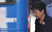 박근혜 전 대통령, 발가락 통증으로 이틀째 재판 불출석…&quot;구치소 문지방에 부딪혀 상태 악화&quot;