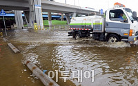 [포토] 잠수교 북단 덮친 한강물