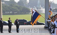 [포토] 현충원 참배하는 송영무 국방장관