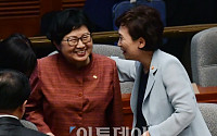 [포토] 대화하는 김현미-정현백 장관