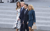 트럼프, 파리에서 열병식 참여…마크롱과 헤어질 땐 29초 악수