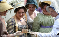 영국, 새 10파운드 지폐 공개...200년 만에 부활한 ‘제인 오스틴’