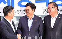 [포토] 악수하는 김동연-우원식