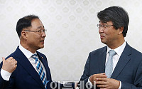[포토] 대화하는 김지형-홍남기