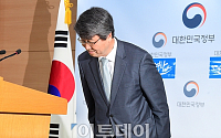 [포토] 인사하는 김지형 공론화위원장