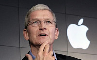 트럼프 “팀 쿡, 미국서 3개 공장 짓기로 했다”…애플 측 논평 거부