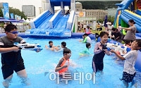 [포토] 서울광장에 설치된 빗물 놀이터