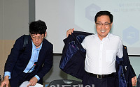 [포토] SW기업간담회 참석하는 유영민 장관