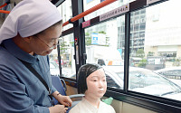 [포토] 버스에 설치된 평화의 소녀상 바라보는 수녀