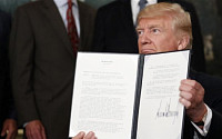 트럼프, 中에 채찍 꺼내들었다…‘지재권 침해’ 조사 대통령각서 서명