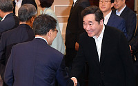 [포토] 청와대 참석자들과 인사하는 이낙연 총리