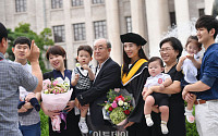 [포토] 즐거운 졸업식 온 가족 총 출동