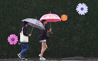 [포토] 강한비에 우산 움켜쥐고