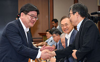 [포토] 참석자들과 인사하는 김용진 차관