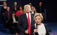 힐러리 클린턴 “트럼프는 ‘소름끼치는 인간’…내 목에 입김 불어”