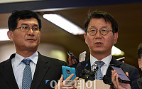 [포토] 취재진 질문 답하는 삼성측 변호인단