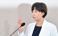 [포토] 선서하는 이유정 헌법재판관 후보자