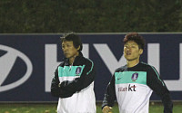 축구 한일전, 박지성 무릎통증 결장