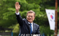 문재인 대통령 국정지지율 73.4%…‘北미사일·이유정’ 영향 0.5% 하락