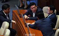 [포토] 정기국회 개회...논의하는 자유한국당 지도부