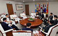 [포토] 미 태평양함대 사령관 접견하는 송영무 장관