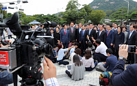 한국당, 靑 항의 방문 ‘빈손’으로 종료…대통령·비서실장 못 만나