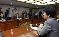 [포토] 박병원 회장과 대화하는 김영주 고용노동부 장관