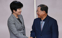 [포토] 악수하는 김영주-박병원