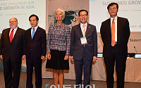 [포토] 기념촬영하는 IMF 피터슨 연구소 국제 컨퍼런스 참석자들