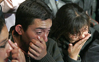 [포토]눈물 흘리는 칠레 광부 가족들