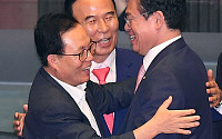 [포토] 얼싸안고 기뻐하는 자유한국당