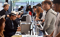[포토] 갤노트8 개통 앞둔 구매자들