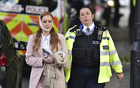 런던 지하철 출근길 폭발사고에 아비규환…경찰 “테러 추정”