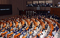 [포토] 김명수 대법원장 임명동의안, 투표하는 의원들
