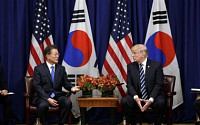 “미국이냐 북한이냐, 양자택일해라” 트럼프, 고강도 대북 제재 발표…손뼉 마주친 韓美日+中