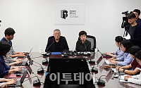 [포토] 기자회견하는 황석영-김미화