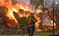 미국 캘리포니아, 산불 비상…최소 10명 사망·1500채 이상 주택 파손