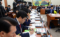 [포토] 결국, 노트북 닫은 자유한국당 의원들