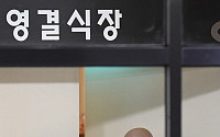 [BZ포토] 故 김주혁 빈소 도착한 나무엑터스 김종도 대표