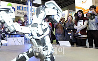 [포토]로봇의 춤사위에 놀란 관람객