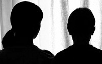 '초등생 제자와 성관계' 경남 여교사 징역 8년 구형