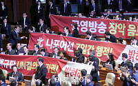 [포토]항의 플랜카드 든 '자유한국당'에게 손 내미는 '문재인 대통령'
