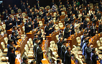 [포토]문재인 대통령에게 박수 보내는 더불어민주당 의원들