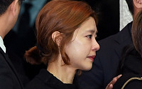 [BZ포토] '김주혁 발인' 이윤지, 슬픔 가득한 얼굴