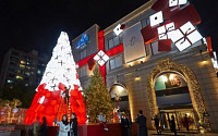갤러리아명품관, 거대한 선물박스로 변신… 크리스마스 분위기 ‘물씬’
