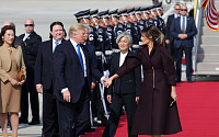 [포토]트럼프 대통령과 멜라니아 여사 '잠시뒤에 봐요'